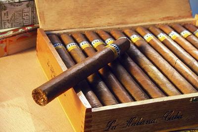 p>古巴雪茄就是用经过风干,发酵,老化后的原块烟叶卷制出来的纯天然